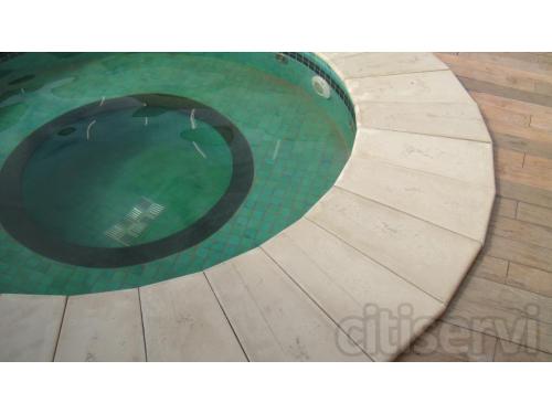 Borda de Piscina e Piso que imita madeira