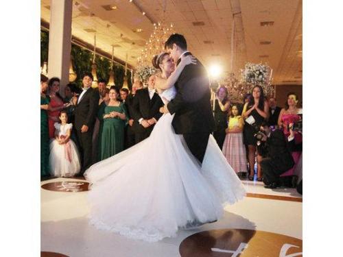 Imagens ilustrativas   escolha seu repertório de musicas e deixe o restante com a gente! temos 3 tops deejays para animar sua festa!