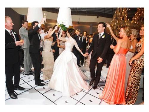 Imagens ilustrativas  o sucesso de uma festa alegre depende da escolha  escolha de um bom repertório de musicas é o que vai fazer toda uma diferença!