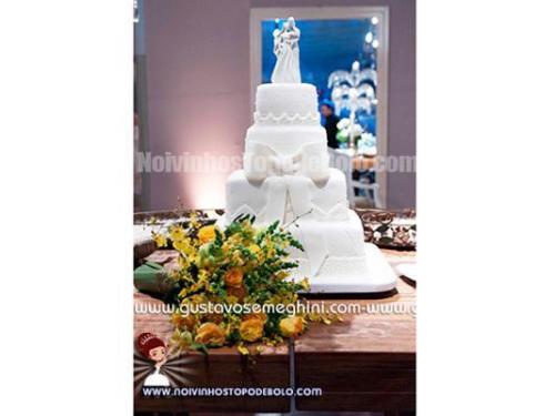 Lindos e românticos noivinhos topo de bolo.