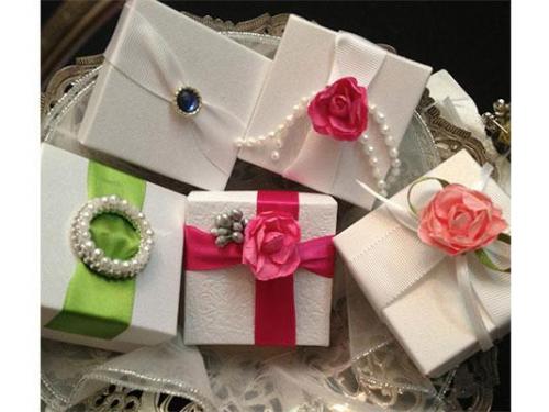 Caixas brancas perolizadas