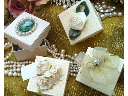 Caixas marfins, borda estilizada e recortadas