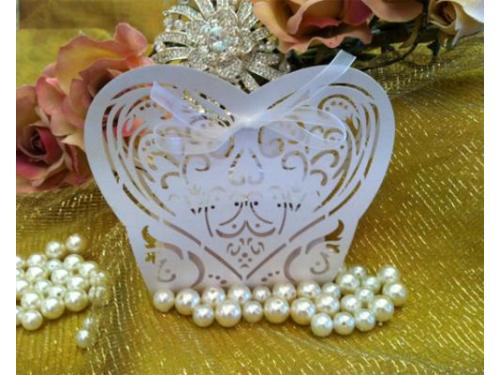 Caixa em formato de coracao e corte a lazer