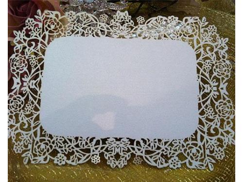 Papel cartao, com borda rendada medindo