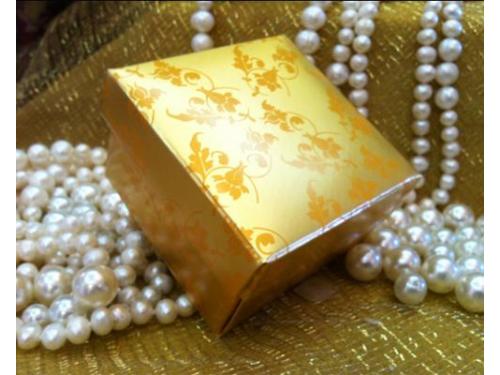 Caixa dourada, medindo 6x6x6 cm