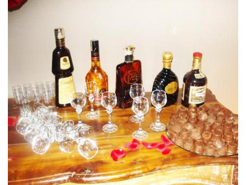 Mesa de bebidas com deliciosos copinhos de chocolate