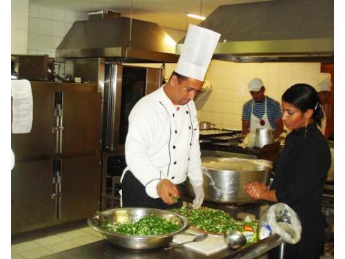 Cheff preparando um delicioso jantar para os convidados