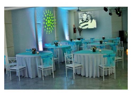 Mesas, cadeiras de ferro brancas e toalhas