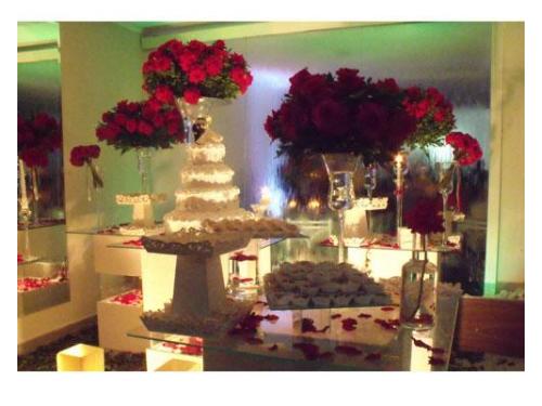 Mesa com tampo de vidro e módulo de vidro e madeira para doces