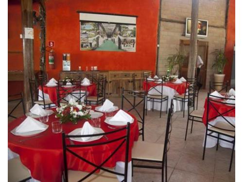 Salão com cadeiras de ferro