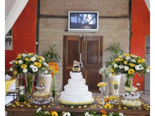 Mesa do bolo cenográfico