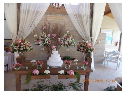 Mesa do bolo cenográfico estilo rústico