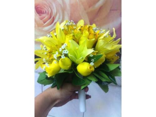 Bouquet de lírios amarelos com rosas