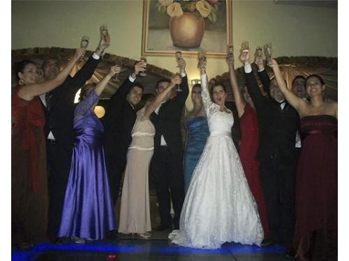 Brinde com padrinhos na pista de dança