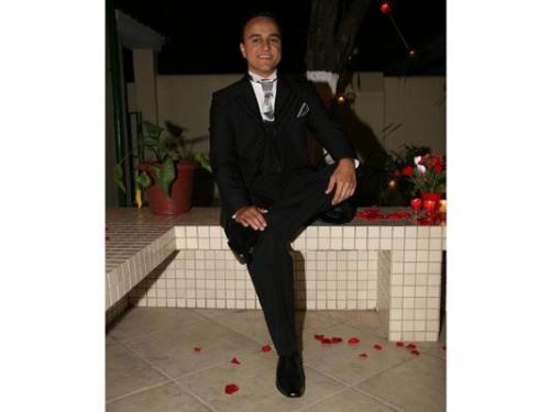 Noivo relaxado e feliz pelo seu dia