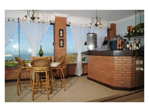 O hotel conta com 32 apartamentos amplos com decoração exclusiva e diferenciada