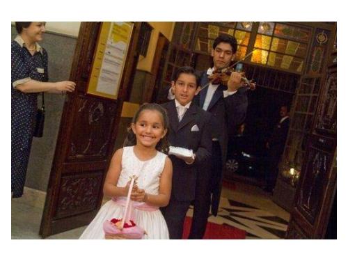 Violinista acompanhando a entrada da dama e pajem