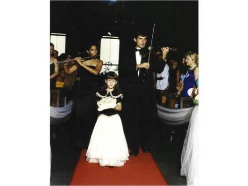 Flautista e violinista acompanhando a dama na entrada das alianças