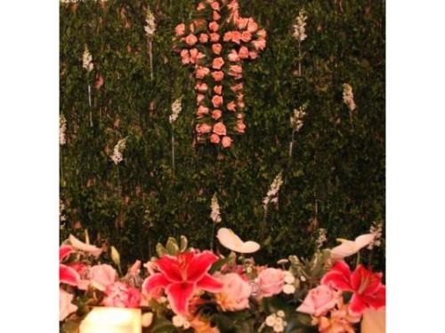 Altar montado dentro do salão de festas