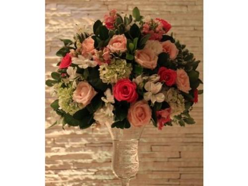 Arranjo em taça alta de vidro