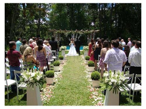 Área da cerimônia com vista para um lago
