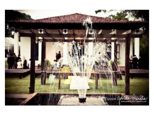 Linda fonte de madeira trazendo toda a elegância rustica