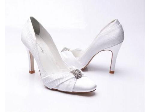 Sapato de noiva com fivela de strass