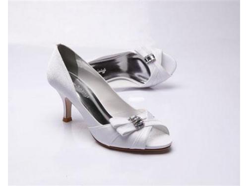 Sapato de noiva branco com strass