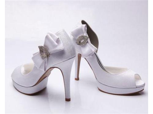 Sapato de noiva retrô com laço do lado
