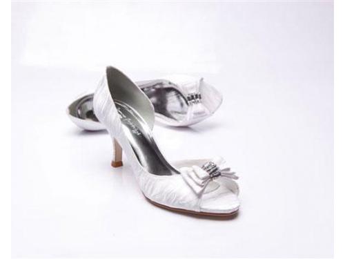 Sapato de noiva com laço e strass