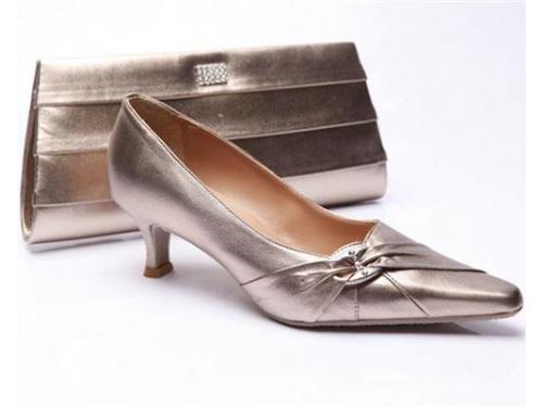 Sapato e bolsa prata velho