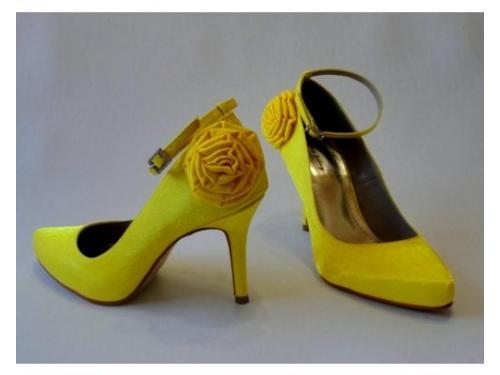 Scarpin cetim amarelo com flor - r$219,00