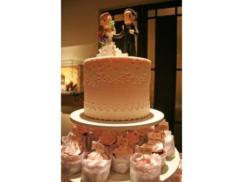 Bolo no topo da torre de cupcakes