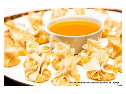 Trouxinha de brie com damasco ao molho de laranja com gengibre