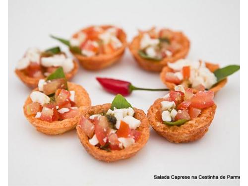 Salada caprese na cestinha de parmesão