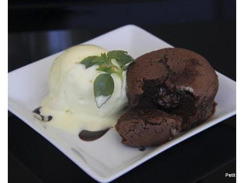 Petit gateau de chocolate com sorvete de creme