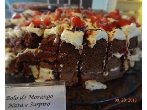 Bol de chocolate com morangos frescos e nata fresca