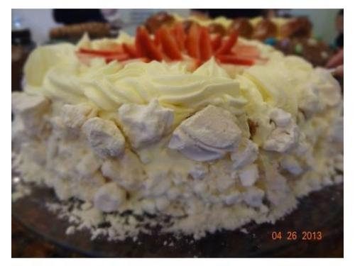 Bolo de baunilha morangos frescos nata e suspiro