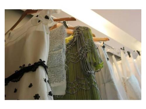 Vestidos em construção no atelier