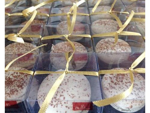 Macarons de ganache de chocolate meio amargo finalizados com cacau em pó