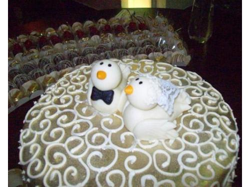 Bolo pasta leite ninho com modelagens.