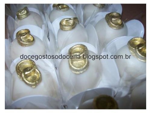 Doce fondado com aliança comestível.