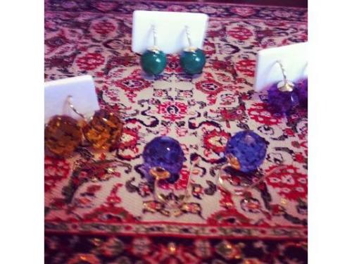 Brincos de pedras com gancho. ouro 18k.