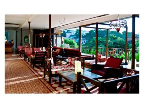 O hotel oferece tranquilidade e a segurança dos seus jardins tropicais