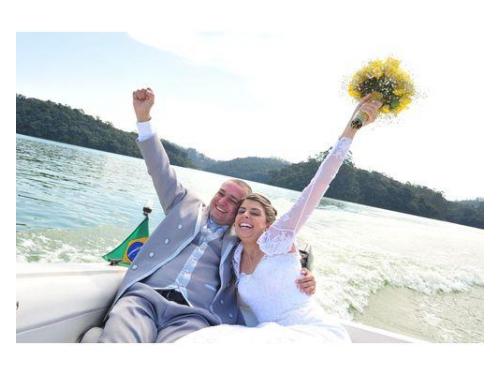 Passeio de lancha com os noivos.