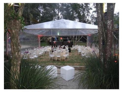 Tenda e palco ao fundo.