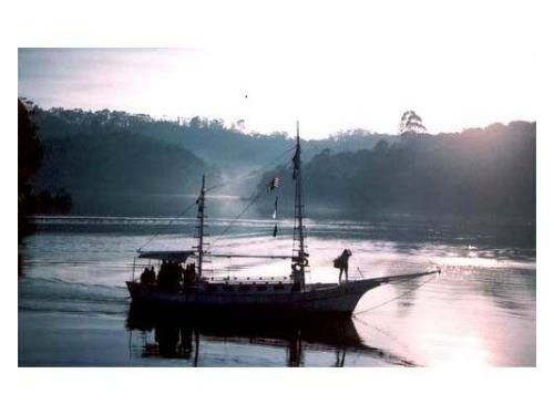 Nascer do sol, escuna ao fundo