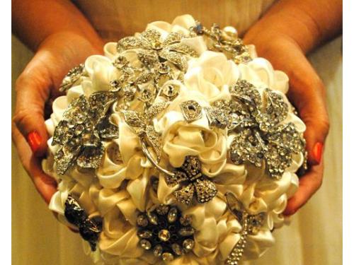 Buquê de broches com inciciais e muitos cristais cubic foto: atelier andrea figueiredo