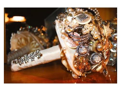 Buquê em botões de madre pérola, cristais zircone. foto: atelier andrea figueiredo