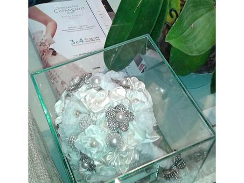 Buquê na caixa de vidro. exposição ic week foto: atelier andrea figueiredo